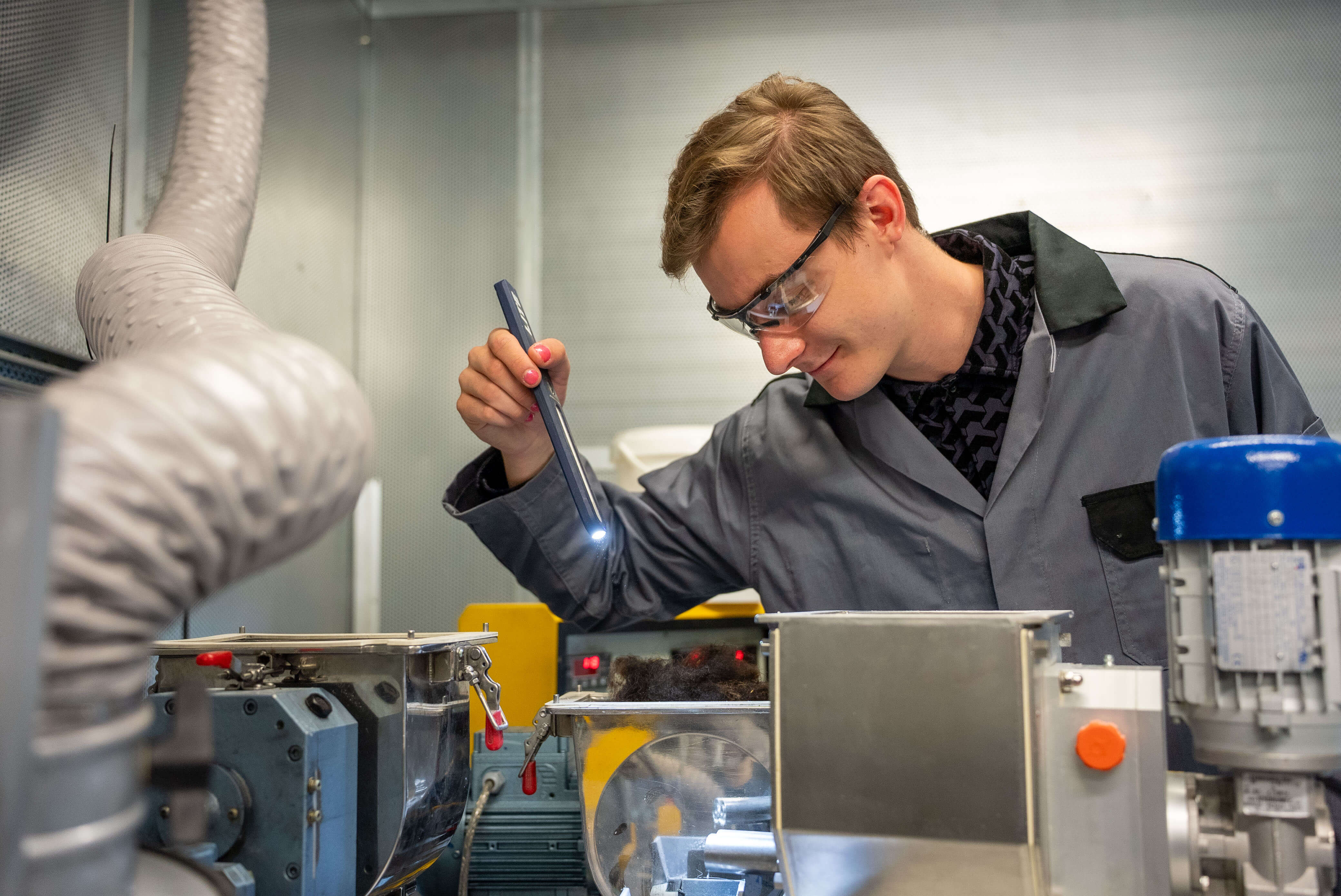 Praktikum Kunststofftechnik im Technikum: Arbeiten am Compounder zur Werkstoffentwicklung , Studierende bei der Kunststoffforschung am Compounder im Technikum des ibp